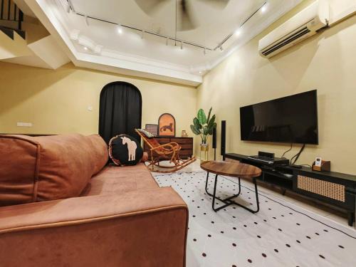 Warm family suites at Setia Indah near Austin