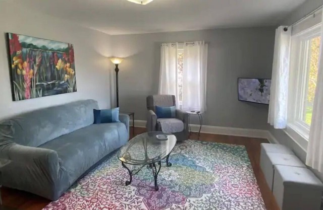 Two Bedroom, 1 bath house. Sidewalks to restaurants & grocery stores.