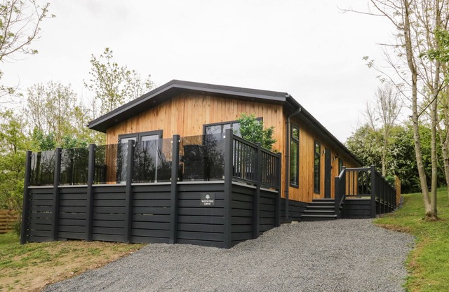 WATCH TREE LODGE, family friendly, with hot tub in Allithwaite