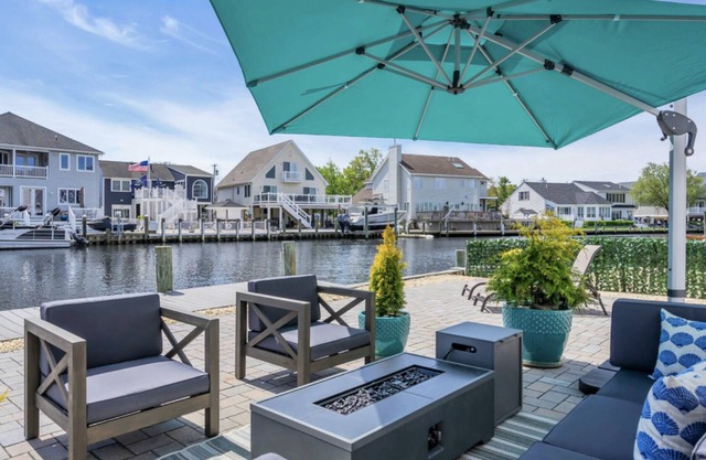Water front with Hot tab !!! Enjoy Jersey short summer