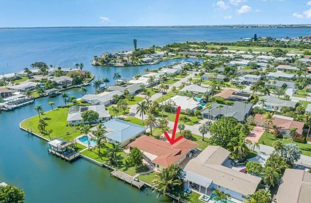 Waters Edge Retreat - 3b/2b Private Home on Water with Dock