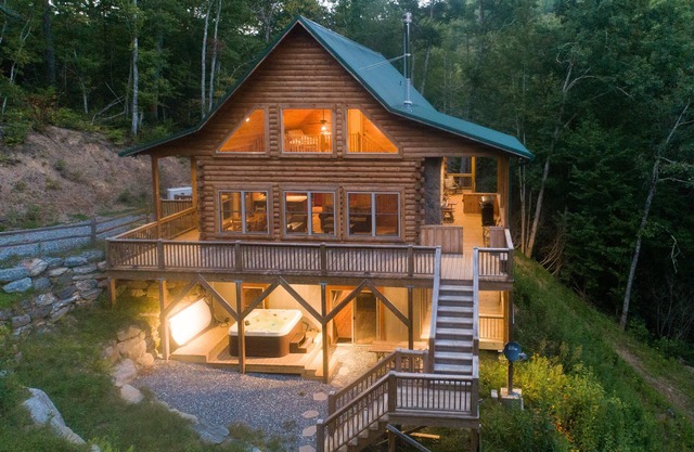 A estrenar HOT TUB! Stream side Custom Mountain Home - Comunidad privada Acceso al lago con kayak!