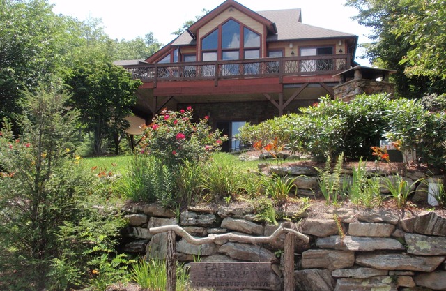 ¡'Falls View at Toxaway', una casa de montaña con vista a la cascada!