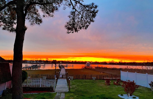 Bayfront escape with screened porch, WFH desk, dock & views