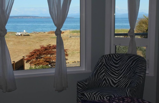 Waterfront Beach House-🐾 BIKE/HIKE/GOLF