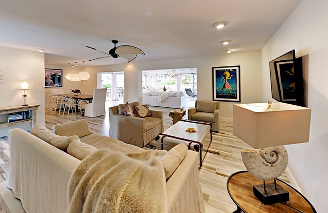 Frente costero 3 BR / 3 BTH w / Pool, 50 pies. Muelle, a pie de playa