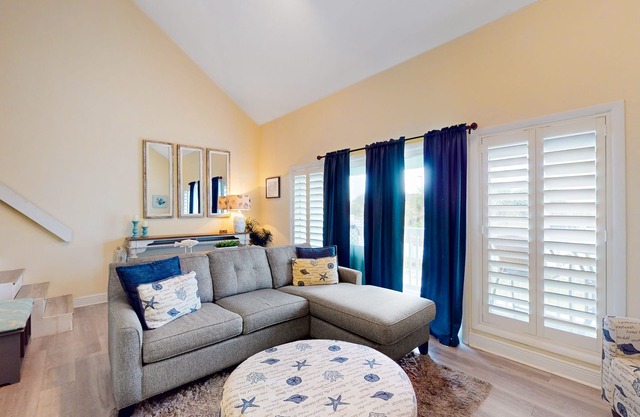 Waterfront condo in Pensacola Beach with breathtaking balcony views, W/D & AC