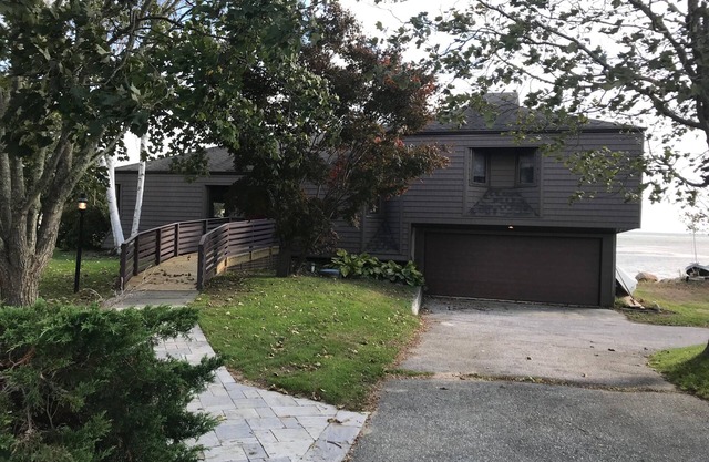 Waterfront Contemporary w / Dock con vistas a Long Island Sound