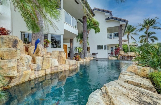 Waterfront ~ Heated Pool ~ BBQ ~ Bikes