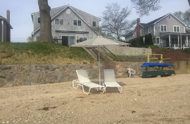 Casa frente al mar con playa privada de arena en el río Niantic.