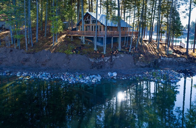 Waterfront Island cabina con barco pontón cerca de Bigfork
