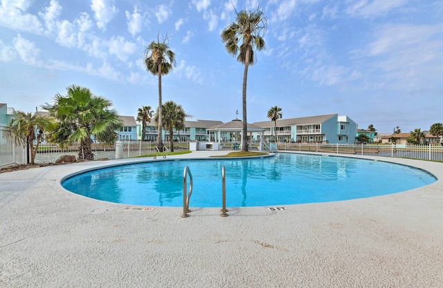 Waterfront Key Allegro Condo w/ Balcony & Pool