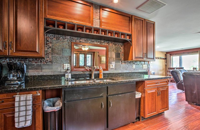 Waterfront Lake Koshkonong Home w / Pier & Fire Pit!