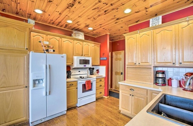 Waterfront Lake Mitchell Cottage w/ Sunset Views