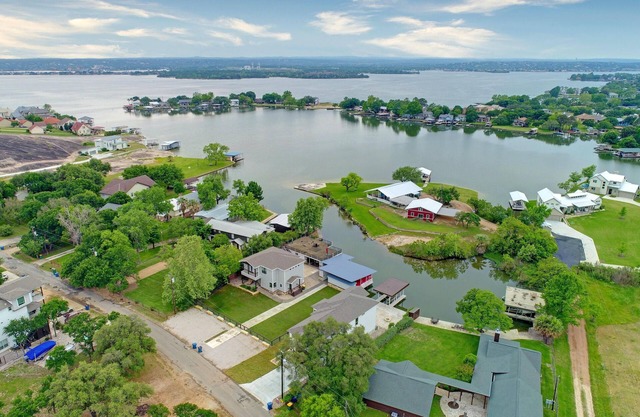 Waterfront Entertainment Lake House con muelle comunitario en el lago LBJ