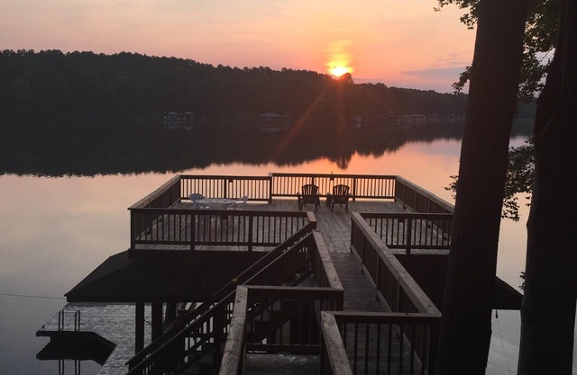 Waterfront Log Cabin en el lago Gaston
