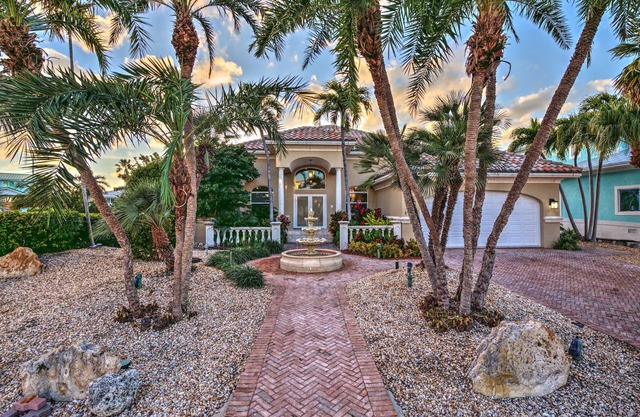 Exquisito recientemente remodelado 4 BR Key Colony Beach Home con muelle privado y piscina