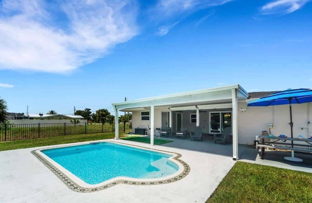Waterfront Oasis w/ Pool & Putt
