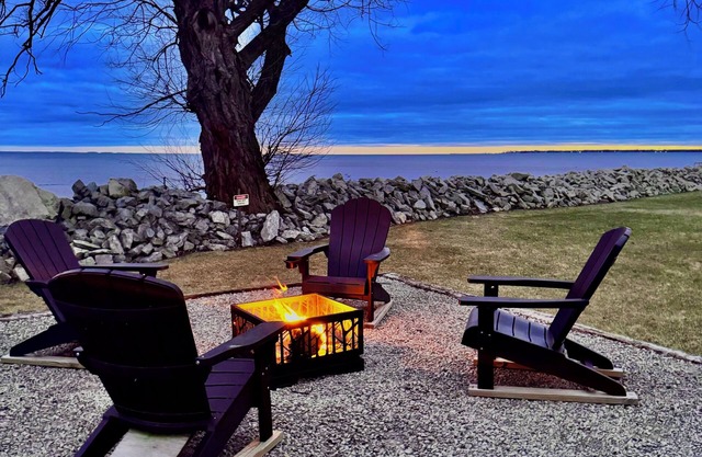 Waterfront Oconto Cabin – 2BR Retreat w/ Pier & Free Kayaks, Dogs OK