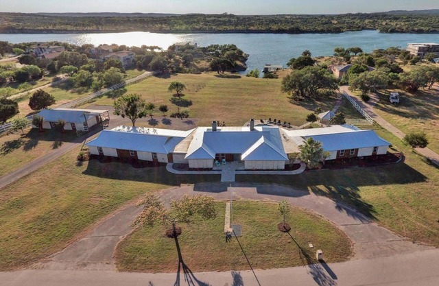 The Estate on Lake Travis - A 10 Acre Waterfront Escape para grupos