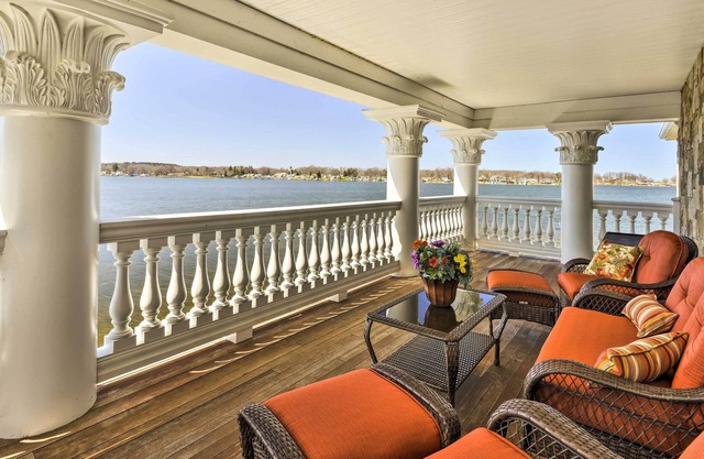 Wolcott Villa en Port Bay con muelle privado y patio