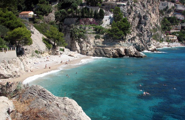 Villa privada junto al mar, a 50 metros de la playa, en un valle verde al lado de Monte Carlo