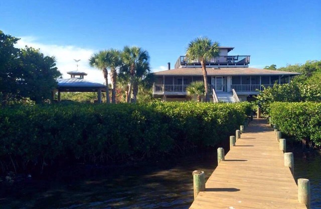 Frente a la bahía con kayaks, muelle privado y acceso privado a la playa - Capacidad para 8 personas,