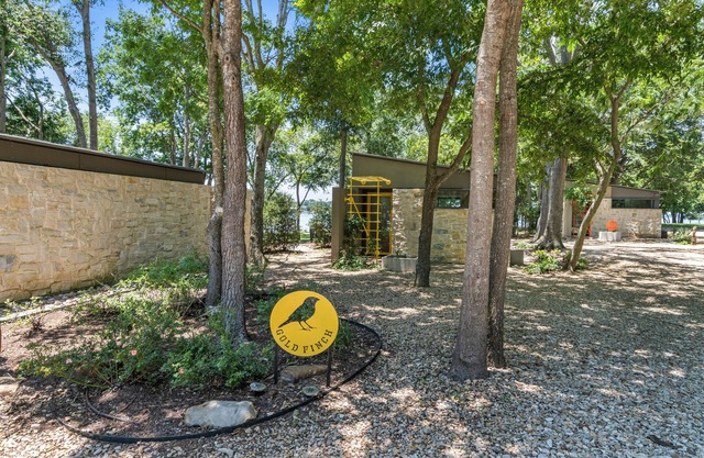 Lakeside Cottage w/ modern amenities, stunning lake views, pickleball court