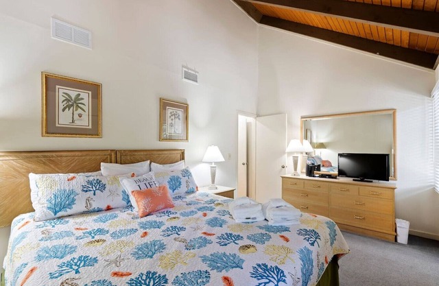 Waterfront Treehouse, 5 Mins to Beach, Sleeps 8!