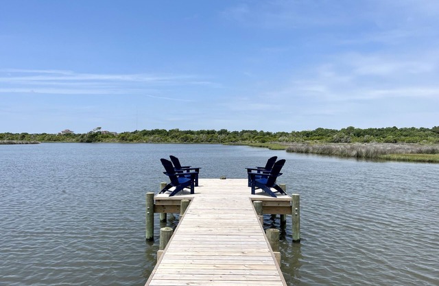 Waterfront Soundside Cottage With Private Dock - Steps To The Beach! Sleeps 4.