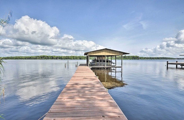 Waterfront Welaka Escape w/ Private Docks!