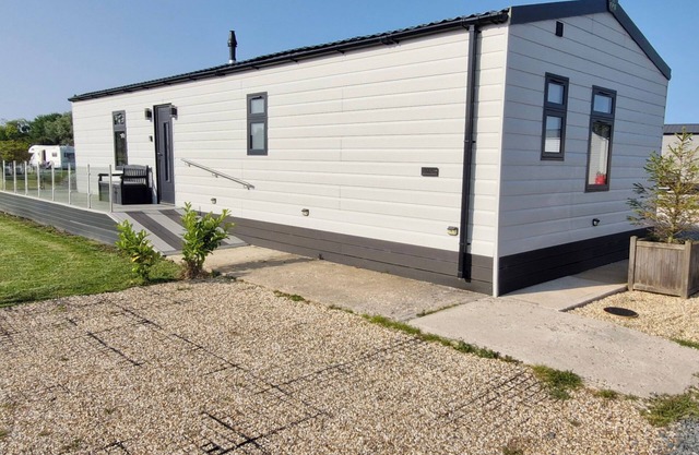 Waterside Lodge - Dog Friendly, Sutton on Sea