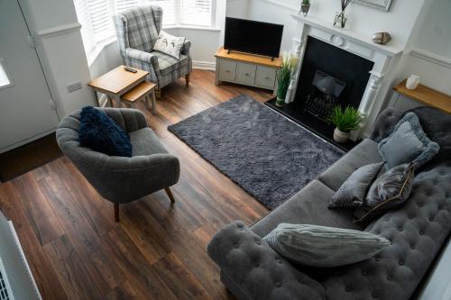 Wavecrest Cottage, Hot Tub & Garden, Sleeps 8