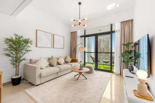 Waves- Cozy 1BR Lakefront Stay in JLT