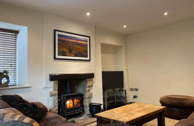 Peak District Cottage with good transport links