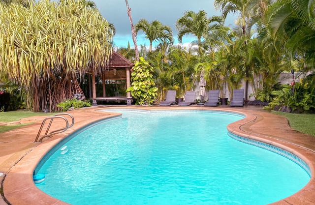 Villa de lujo hawaiana en vecindario de gama alta con exuberante jardín, piscina, wifi y barbacoa