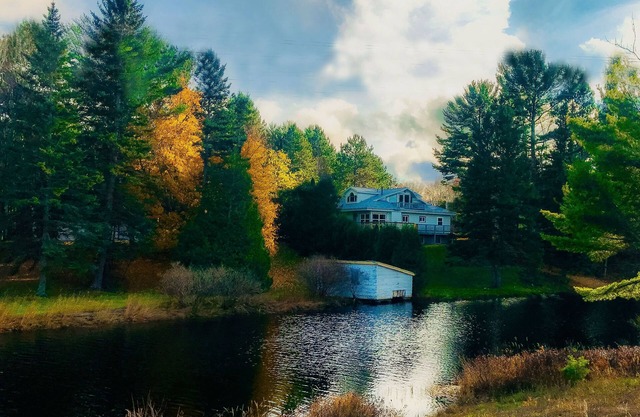 Welch's Riverview Retreat , Welchʻs Riverview Retreat - Your Window to Lake Superior