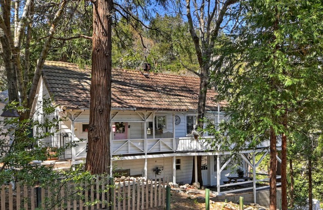 Welcome to Cupcake Cottage! Fireplace! Pet Friendly!