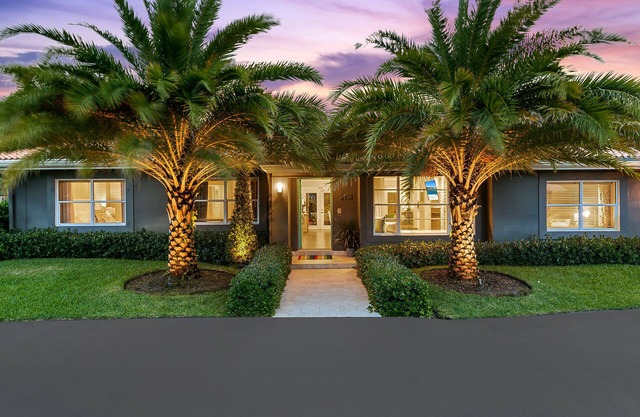 Welcome to Happy Daze, A Centrally Located Tropical Pool Home!!!