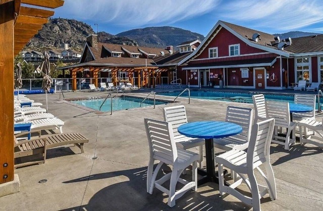 Welcome to Sage Cottage at The Cottages on Osoyoos Lake - Golf Cart included