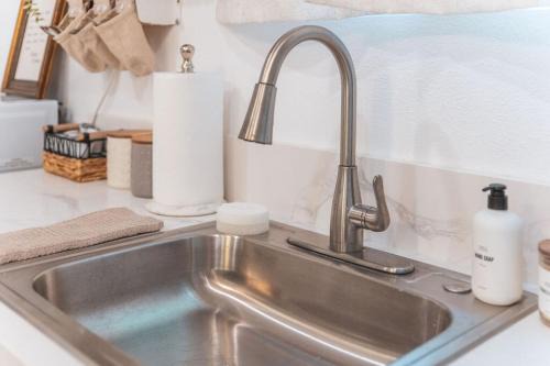 Welcoming Claremont Studio With Private Yard and Pool Spa