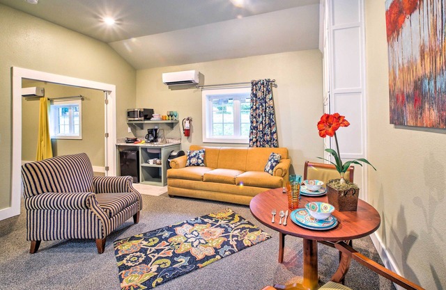El centro de Branson Cottage w / Pool Access + Fire Pit!