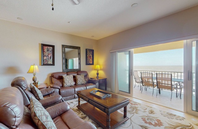 Acogedor condominio frente al golfo con piscina compartida y jacuzzi, cerca de la playa