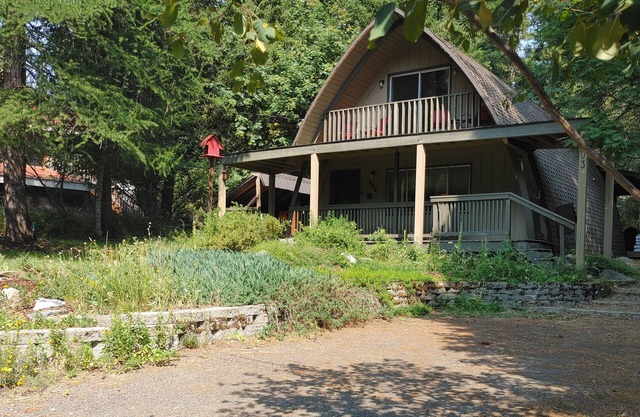 ¡NUEVO LISTADO! Casa rústica con grandes cubiertas y estufa de leña ubicada en el corazón de McCall