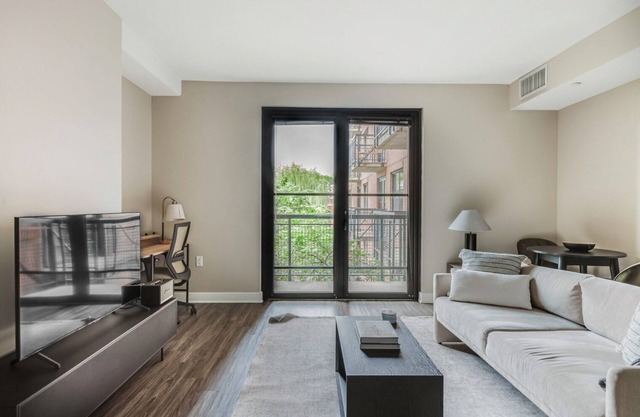 Welcoming Mt Vernon Studio w/ Gym & Roof Pool, nr Uni, by Blueground