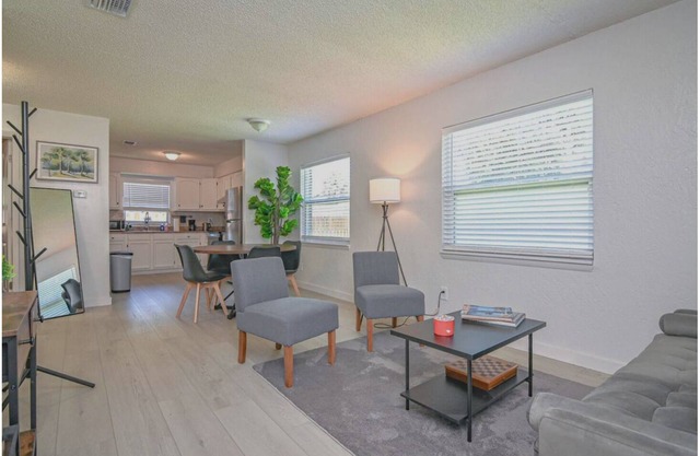 Welcoming The Bayside Retreat Tampa Unit B - 2 bedrooms 1 bathroom
