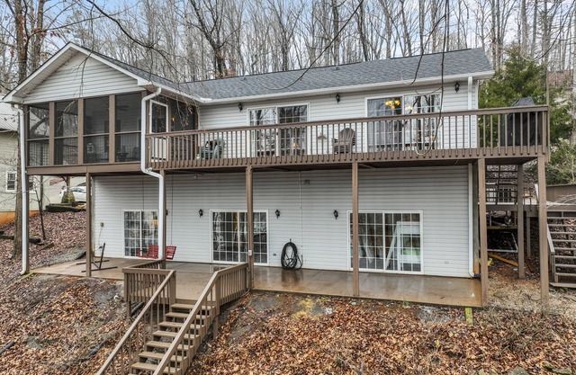 Lakefront 4BR w/ dock, lake toys - family fun - Check out our reviews!