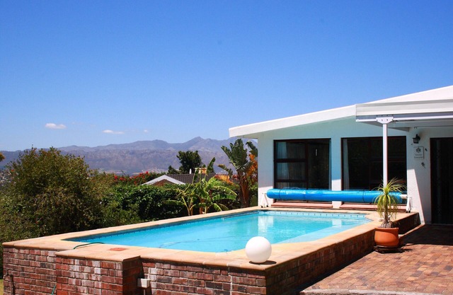 Villa bien amueblada con piscina, fantásticas vistas de False Bay y Helderberg