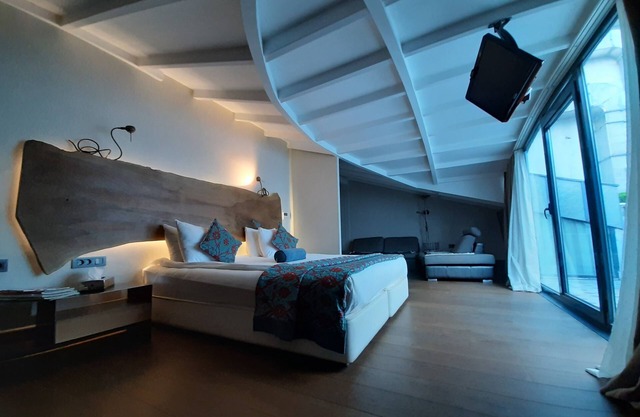 West Pera Hotel