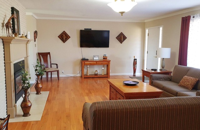 Durante la noche con nosotros - 4212 Grandes 4 BDRM, 2 BA, Garaje para 1 automóvil